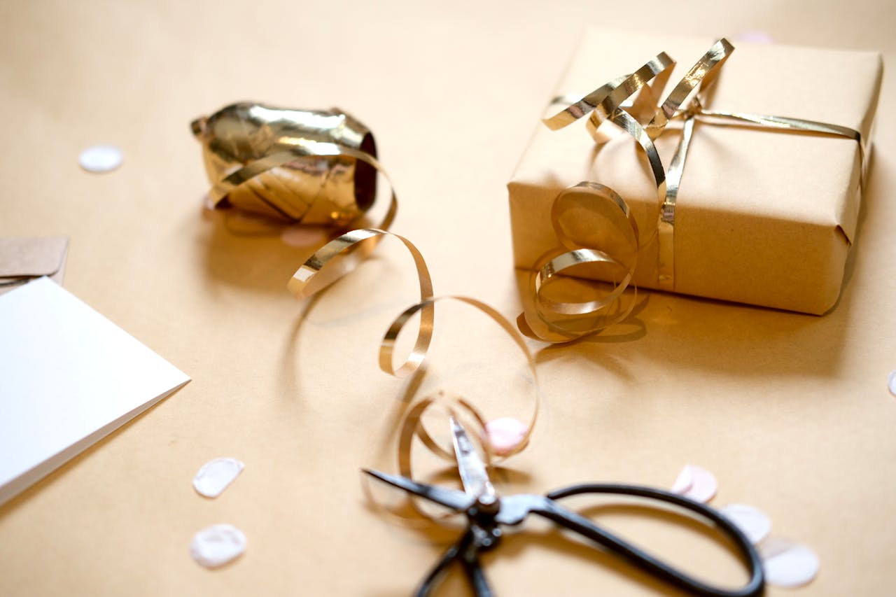 stylish-gift-wrapping-with-brown-paper-and-gold-ribbon-34972177